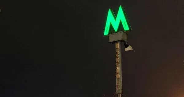 u-stolytsi-divchyna-povisylas-na-znaku-metro-osokorky