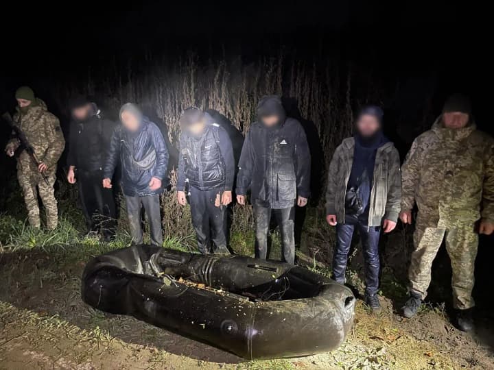 prykordonnyky-vytiahly-z-tysy-piatokh-ukhyliantiv-yaki-pereplyvaly-richku-u-dvomisnomu-chovni