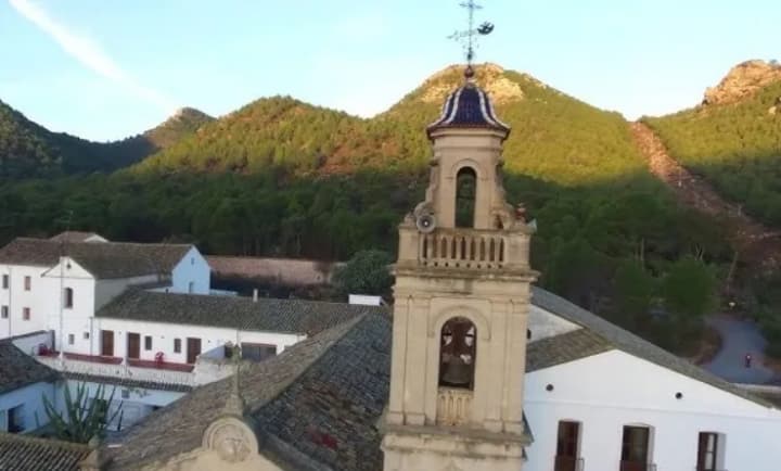 u-ispanii-cholovik-iz-krykom-ia-isus-khrystos-napav-na-monastyr-poblyzu-valensii-poranyvshy-chotyrokh-sviashchennosluzhyteliv