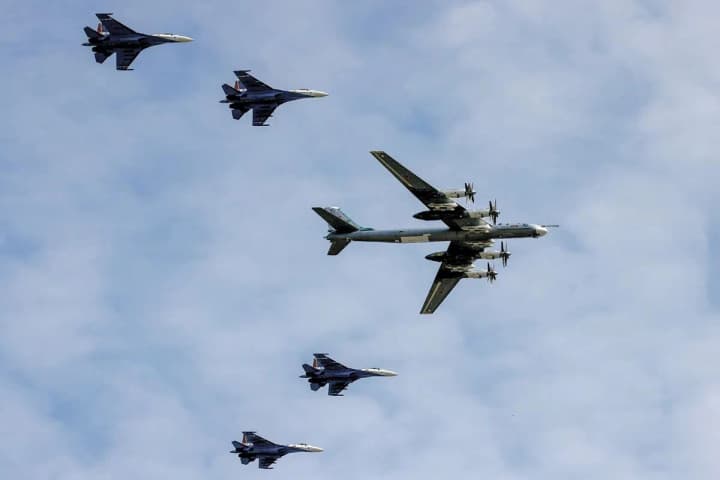 rosiia-pidniala-v-nebo-8-stratehichnykh-bombarduvalnykiv-tu-95ms