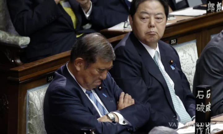 japanese-prime-minister-falls-asleep-while-voting-for-his-own-re-election