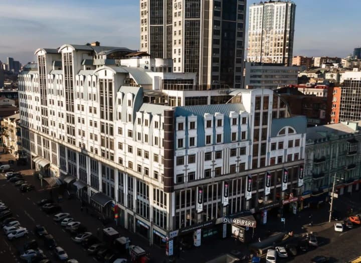 u-stolytsi-bilia-tts-olimpiiskyi-divchyna-vypryhnula-z-vikna