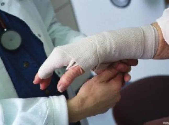 v-odnomu-z-ttsk-odesy-28-richnyi-cholovik-porizav-veny-sotsmerezhi