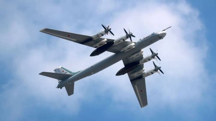 shist-rosiiskykh-tu-95ms-pomicheno-v-nebi-kudy-priamuiut-stratehichni-bombarduvalnyky