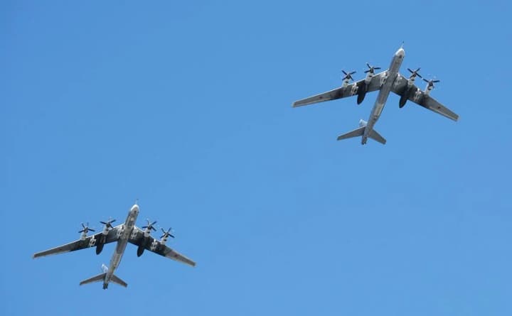 ps-onovyly-informatsiiu-v-nebi-pomicheno-8-rosiiskykh-stratehichnykh-bombarduvalnykiv-tu-95ms