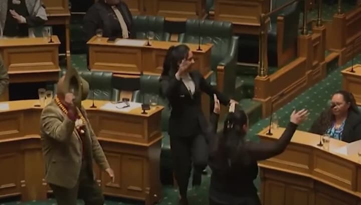 u-novii-zelandii-deputaty-zirvaly-robotu-parlamentu-vykonavshy-tradytsiinyi-tanets-khaku