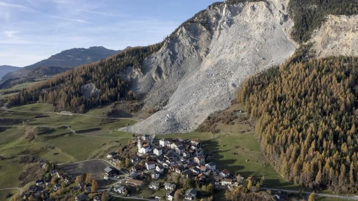 shveitsarske-selo-terminovo-evakuiuiut-cherez-zahrozu-masshtabnoho-zsuvu