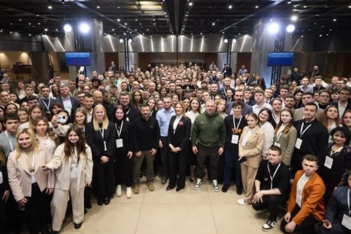 the-unity-of-ukrainian-youth-is-important-to-us-zelenskyy-during-a-meeting-with-students
