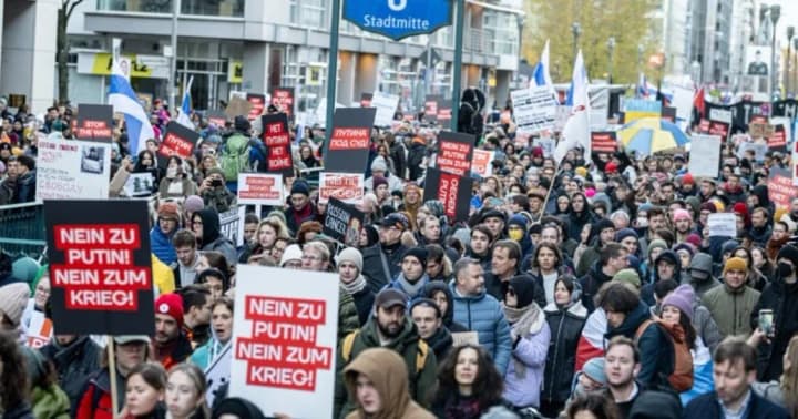 u-berlini-proishov-marsh-rosiiskoi-opozytsii-z-haslamy-zupynit-putina-zupynit-viinu