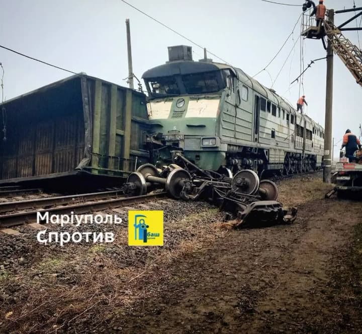 guerrillas-damage-railroad-near-mariupol-two-locomotives-collide