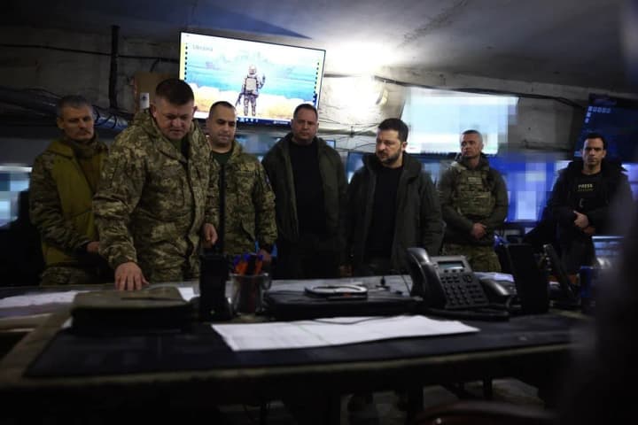 zelensky-visits-military-in-pokrovsk-where-fierce-fighting-continues