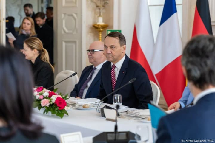 krainy-yes-hotovi-vziaty-na-sebe-pidtrymku-ukrainy-u-razi-skorochennia-dopomohy-ssha-holova-mzs-polshchi