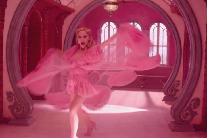 rezhisser-wicked-charodeika-obyasnil-tsel-razdeleniya-myuzikla-na-2-chasti