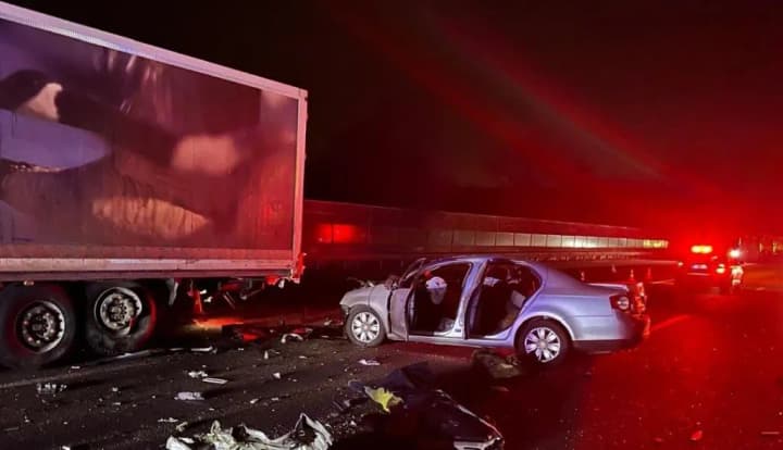 lost-control-and-crashed-into-a-truck-law-enforcement-officers-investigate-the-death-of-a-volkswagen-driver-in-kyiv-region