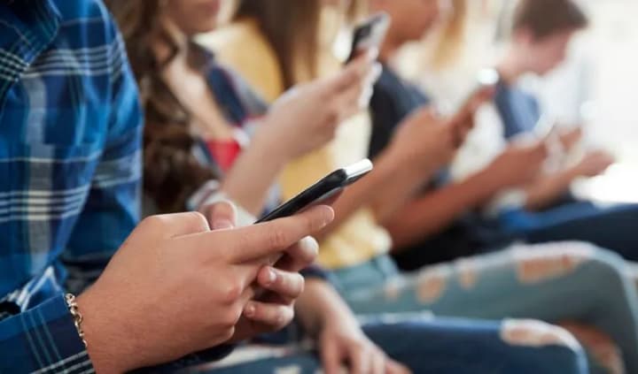 australia-advocates-a-ban-on-social-media-for-children-under-16-and-the-introduction-of-age-verification-using-biometrics