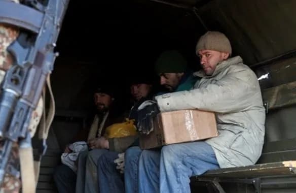 novyi-zlochyn-rf-okupanty-zmushuiut-ukraintsiv-zdavaty-krov-dlia-yikhnikh-soldat