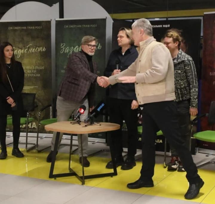 ekspert-o-poroshenko-kotorii-prishel-na-film-bucha-v-kurtke-za-dollar6000-ya-ne-udivilsya-bi-yesli-bi-on-zakhvatil-pop-korn