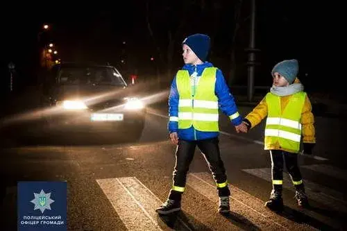 yaki-buvaiut-svitlovidbyvachi-ta-yak-yikh-pravylno-nosyty-shchob-buty-pomitnym-na-dorozi