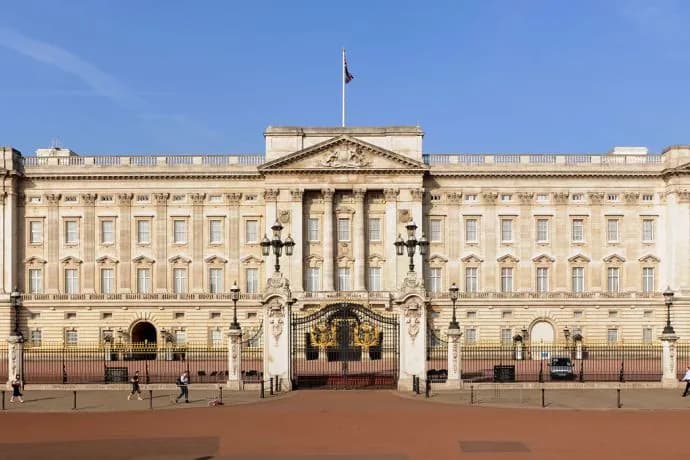 buckingham-palace-is-called-the-most-expensive-house-in-the-world-whats-inside