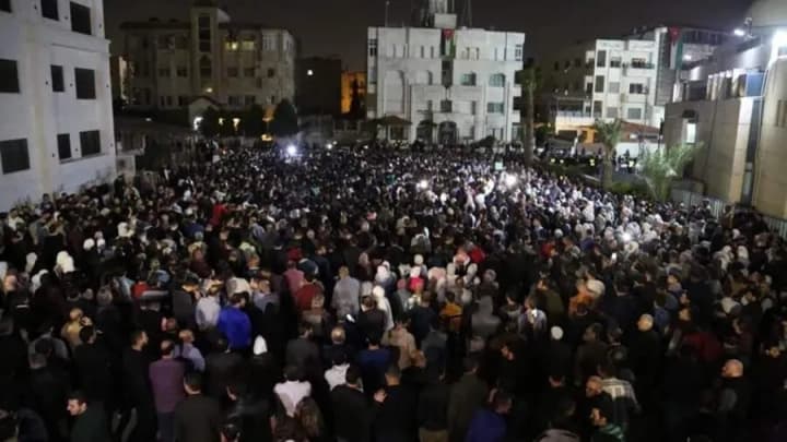 v-iordanii-vozle-posolstva-izrailya-proizoshla-strelba-raneni-politseiskie