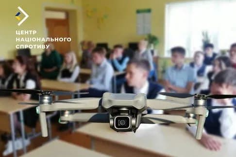okkupanti-v-makeevke-obuchayut-10-letnikh-detei-upravlyat-voennimi-dronami