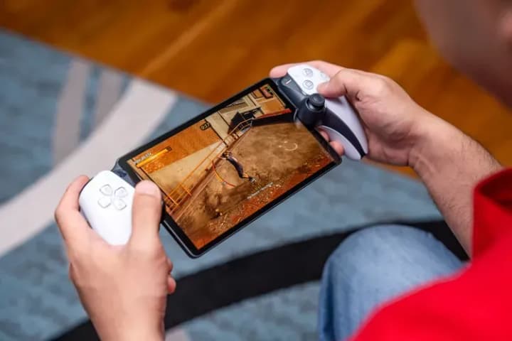 sony-is-developing-a-portable-console-to-compete-with-nintendo-and-microsoft