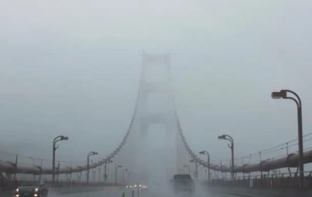 zhovtyi-riven-nebezpeky-vodiiv-poperedzhaiut-pro-sylnyi-tuman-u-kyievi-ta-chastyni-oblasti