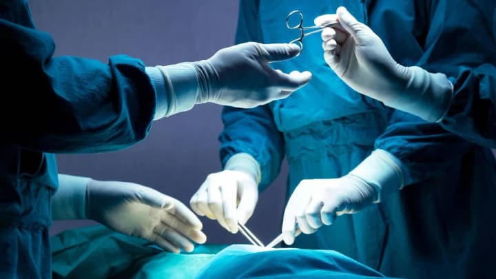 mala-zhinochi-statevi-orhany-vseredyni-ta-cholovichi-zovni-v-okhmatdyti-prooperuvaly-12-richnu-divchynu