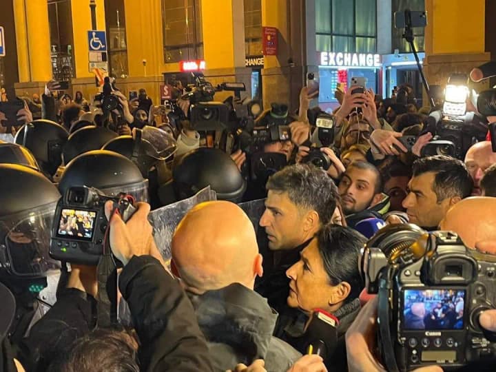 massovie-protesti-v-gruzii-prezident-zurabishvili-stala-mezhdu-spetsnazom-i-protestuyushchimi