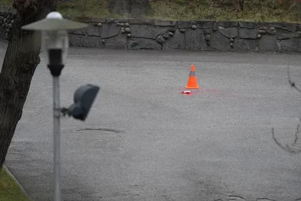 v-stokgolme-bespilotnik-sbrosil-krasku-na-territoriyu-posolstva-rf