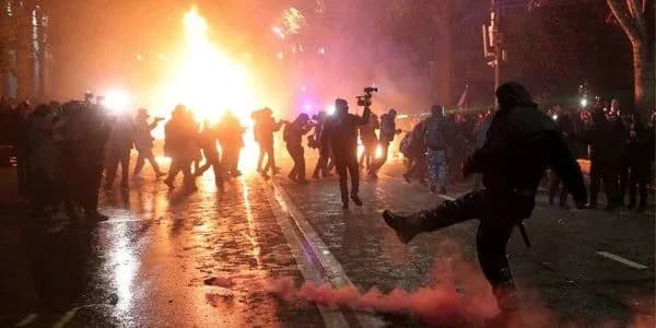 v-gruzii-razognali-mnogotisyachnii-protest-kotorii-dlilsya-vsyu-noch