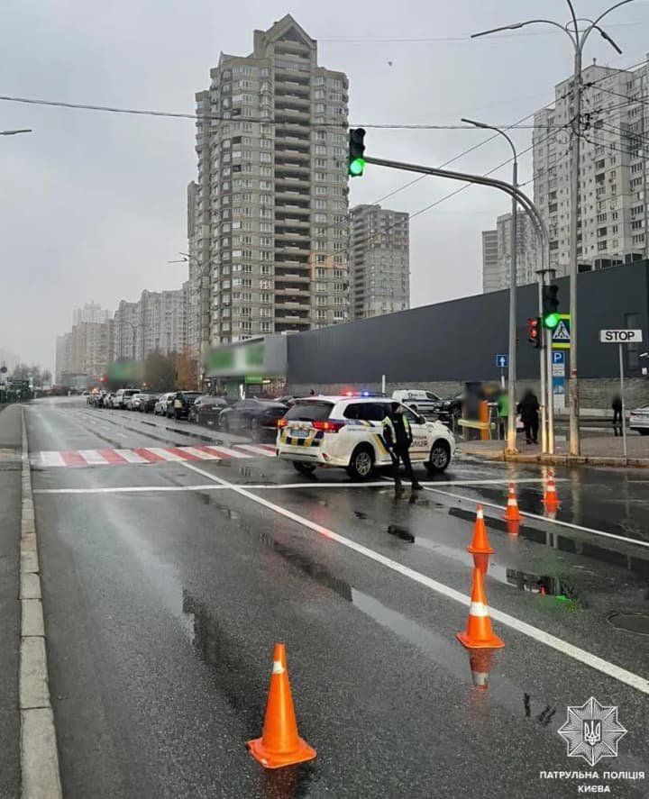 in-kiev-a-large-scale-pipeline-break-occurred-a-parking-lot-and-part-of-the-avenue-were-flooded
