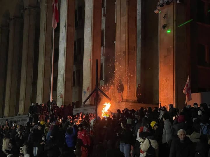 protests-in-tbilisi-a-fire-broke-out-in-the-parliament-building