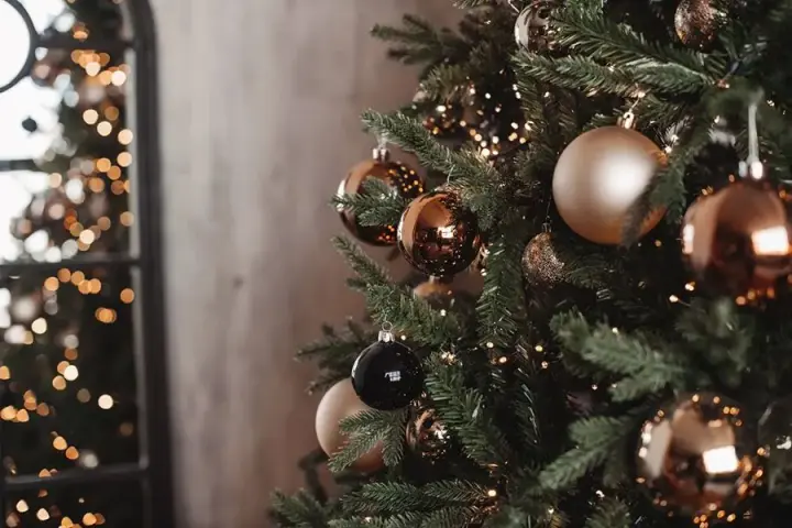 how-to-stylishly-decorate-a-christmas-tree-2025-from-the-legs-to-the-top