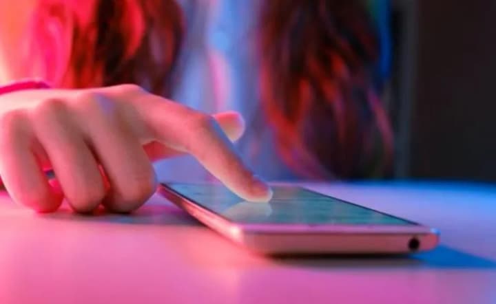 oxford-dictionary-chose-the-word-of-the-year-what-does-brain-rotmean