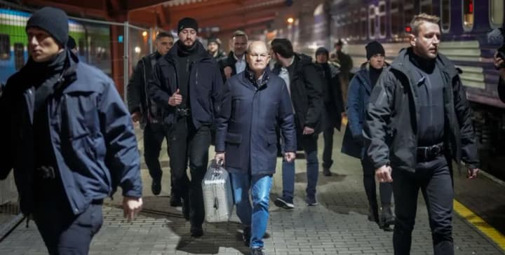 the-secret-of-scholzs-suitcase-the-chancellor-revealed-the-secret-and-the-network-exploded-with-memes