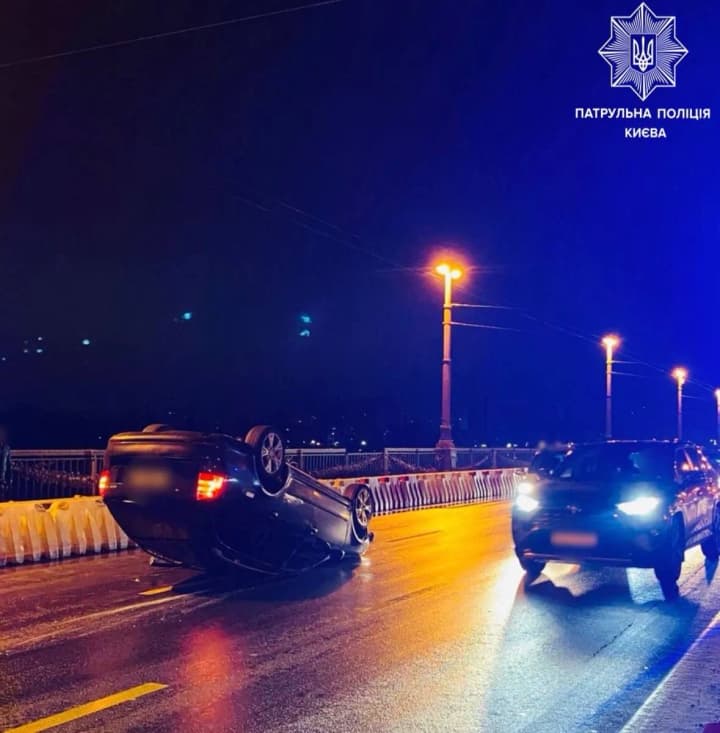 on-the-paton-bridge-in-kiev-traffic-is-difficult-due-to-an-accident