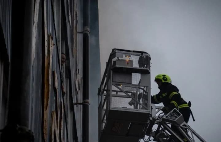 v-kieve-iz-goryashchego-ofisnogo-zdaniya-spasli-zablokirovannuyu-zhenshchinu