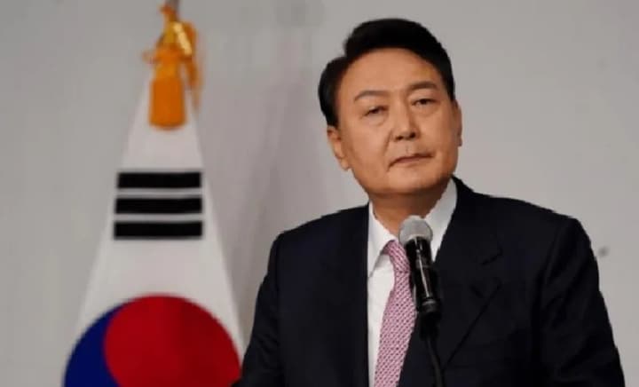 prezident-yuzhnoi-korei-otmenil-voennoe-polozhenie