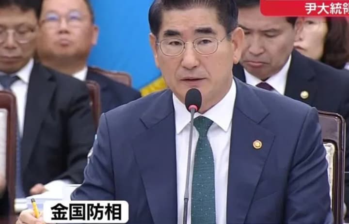 ministr-oborony-pivdennoi-korei-podaie-vidstavku-pislia-nevdaloho-vvedennia-voiennoho-stanu