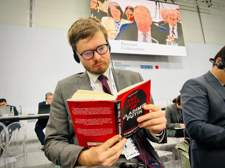 czech-diplomat-read-a-book-about-putins-upcoming-trial-during-lavrovs-speech-at-the-osce