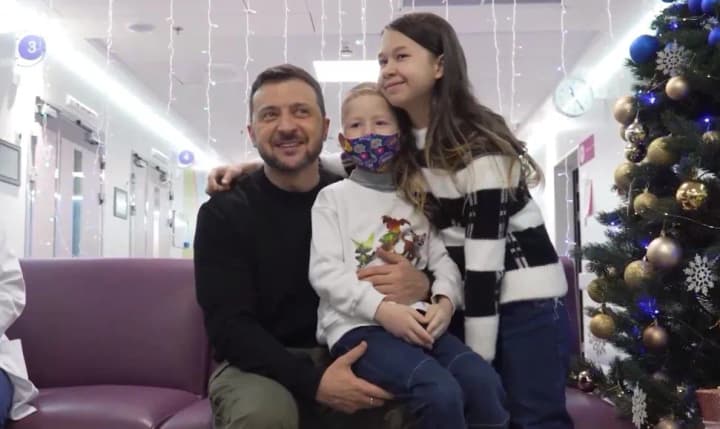 voina-prinesla-nashim-detyam-stolko-vsego-chego-v-detstve-ne-dolzhno-bit-zelenskii-posetil-okhmatdet