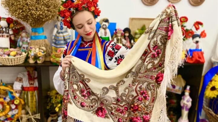 den-ukrainskoi-khustky-yak-tradytsiinyi-holovnyi-ubir-stav-svitovym-fleshmobom