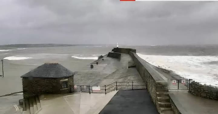 sotni-tisyach-britantsev-i-irlandtsev-ostalis-bez-sveta-iz-za-shtorma