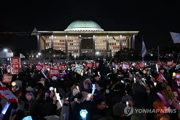 hundreds-of-thousands-of-people-gathered-at-the-south-korean-parliament-protesters-are-outraged-by-the-failure-of-the-impeachment-of-the-president