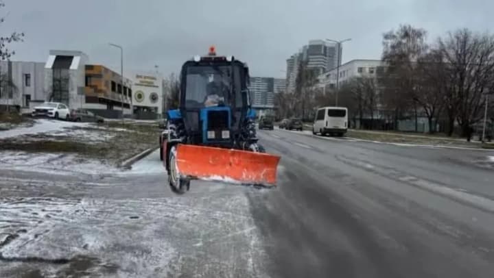 in-russia-officials-photoshopped-a-tractor-to-report-on-snow-removal