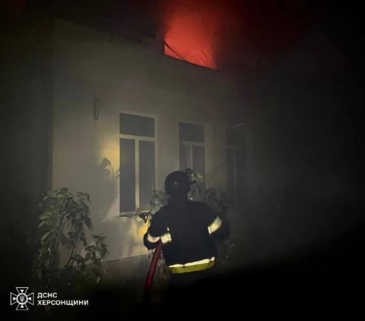 posle-ocherednogo-rossiiskogo-obstrela-v-khersone-pilal-mnogokvartirnii-dom