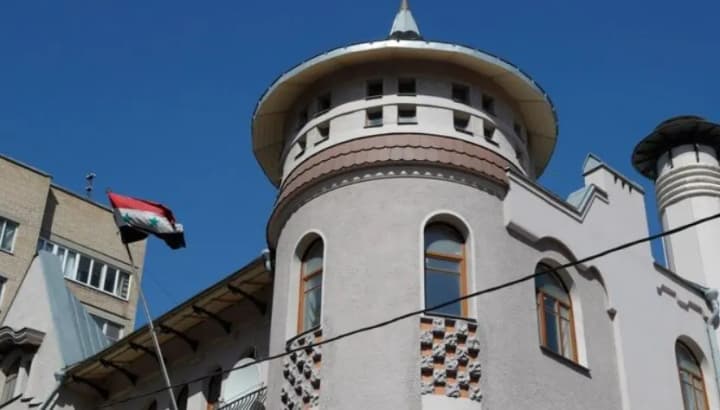 syriiske-posolstvo-v-moskvi-zminylo-prapor-pislia-povalennia-rezhymu-asada