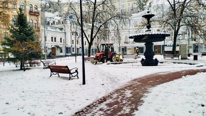 kyiv-is-at-the-first-level-of-danger-due-to-wet-snow-more-than-230-units-of-special-equipment-are-clearing-roads