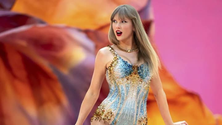 taylor-swift-sets-a-new-record-her-tour-brought-in-more-than-dollar2-billion